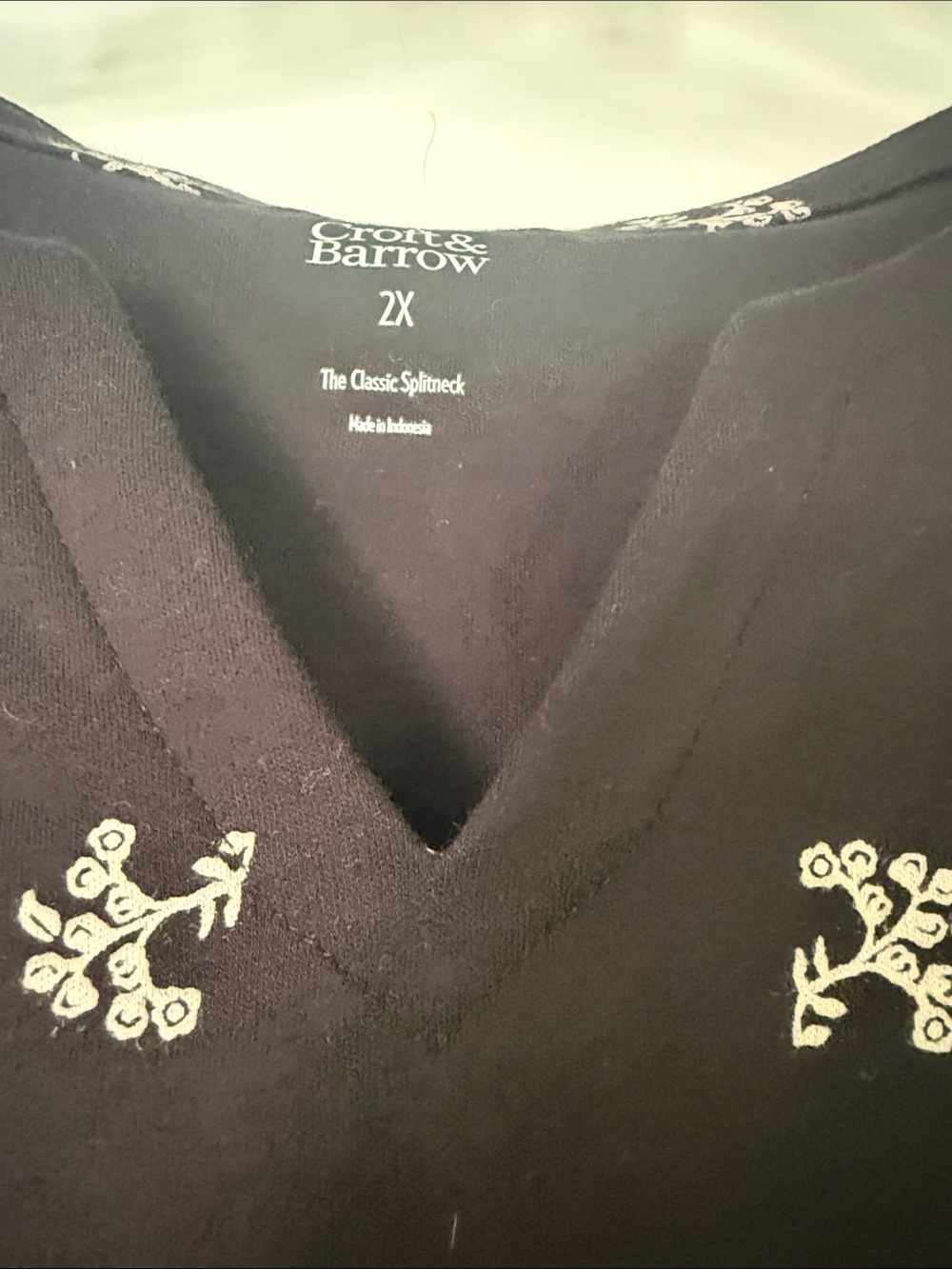 croft & barrow Black Short-Sleeve V-Neck Tee Small White Floral Motif 2X NWT - Picture 4 of 4